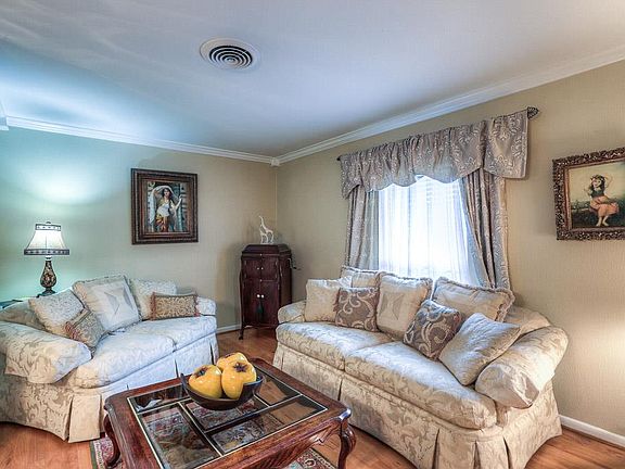 4th image of 9419 Meadowcroft Dr