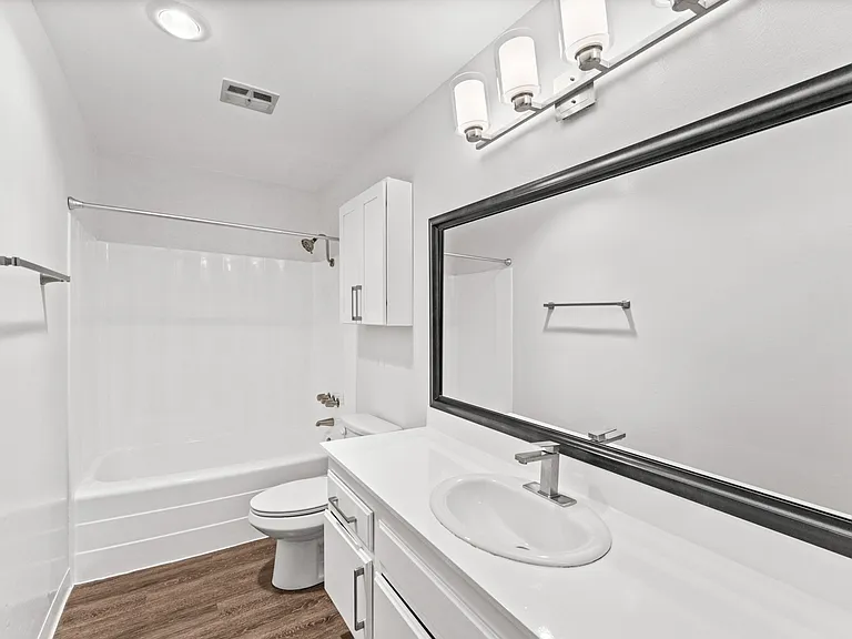 206 Euclid — Photo 12