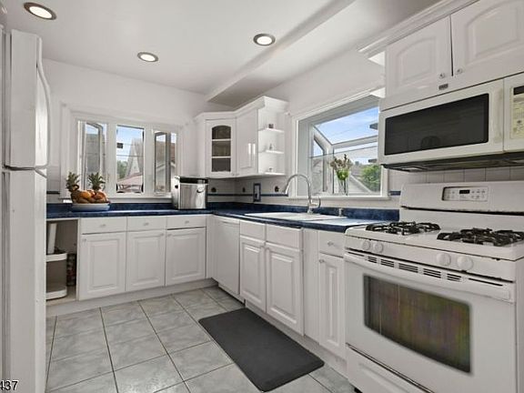 3rd image of 110 Leslie St