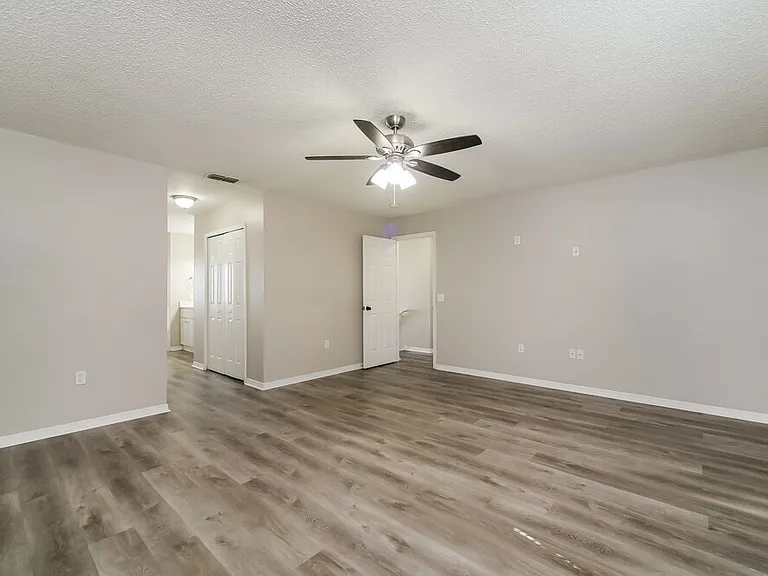 553 Brentford Ct — Photo 12