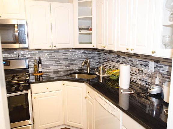 4th image of 91 Strawberry Hill Ave #738