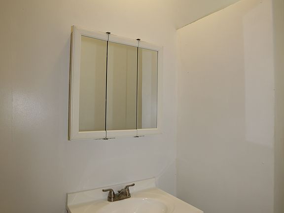 5th image of 1358 W Greenleaf Ave #2B