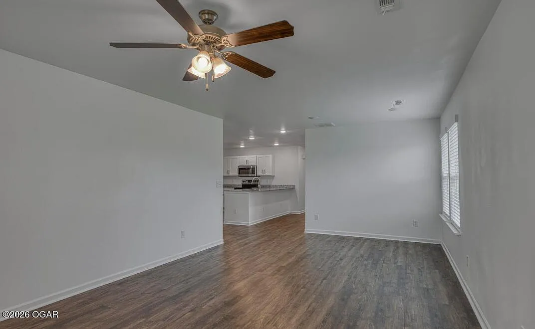 3 bed, 2.0 bath, 1385 sqft, $1,400 — Photo 2
