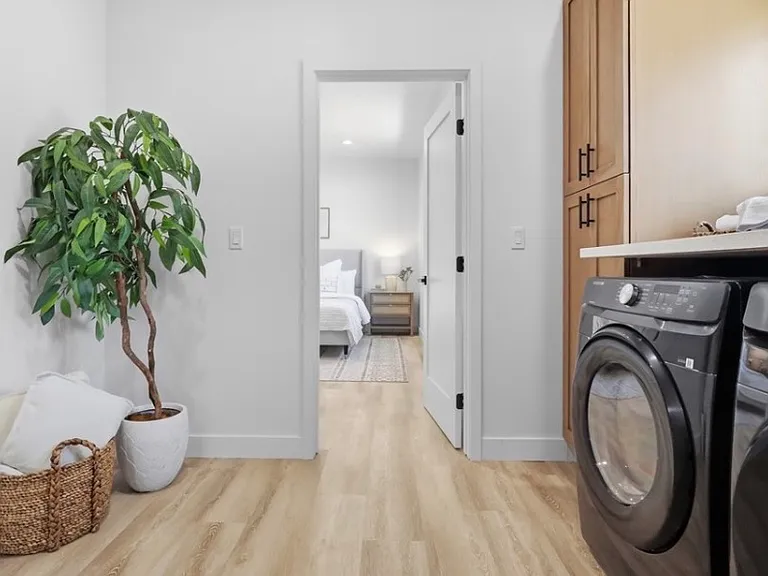 4421 Phelan Ave — Photo 10