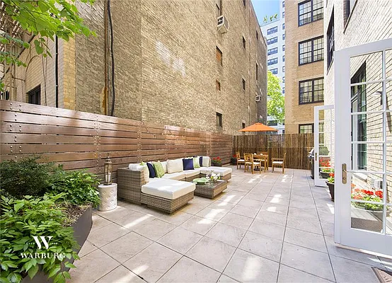 Sold by Warburg | media 8