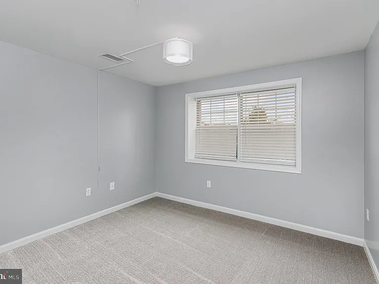 100 Grosvenor Ln #3 — Photo 21