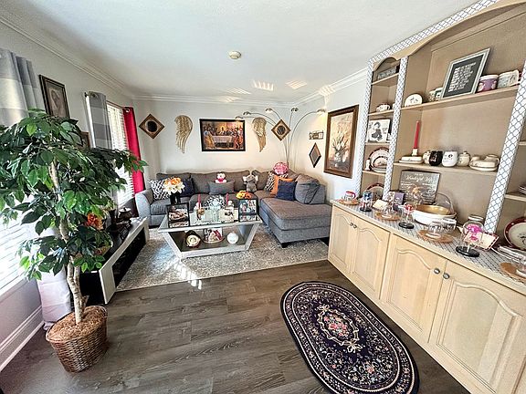 3rd image of 739 Dogwood Dr
