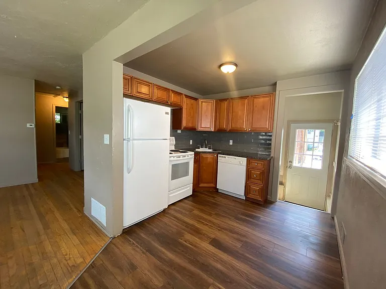 5 bedroom, 2 bath House-Cheney! Right on campus!! — Photo 6