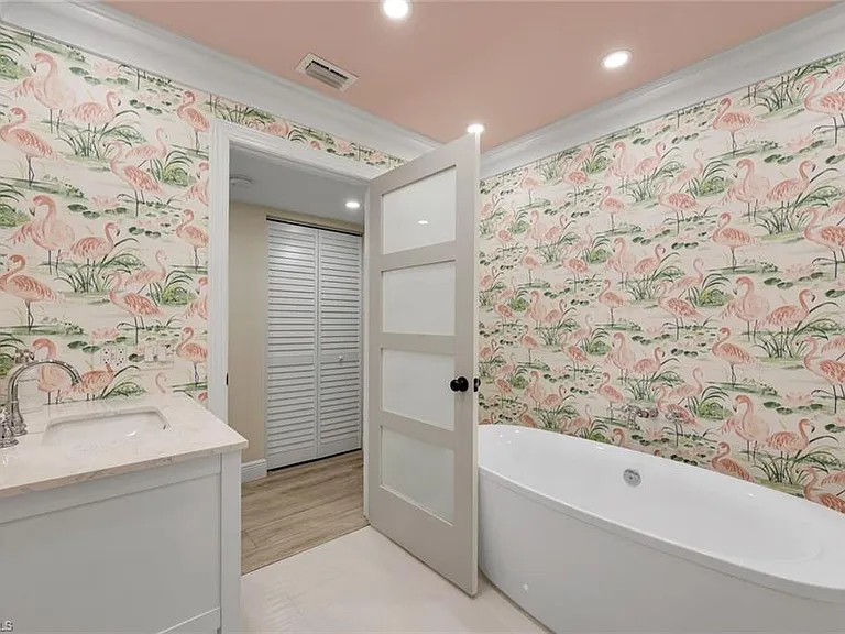517 Parkwood Ln — Photo 13