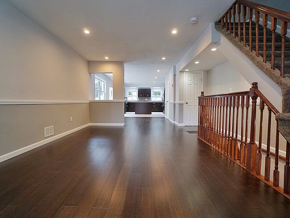4th image of 396 Bartlett Ave