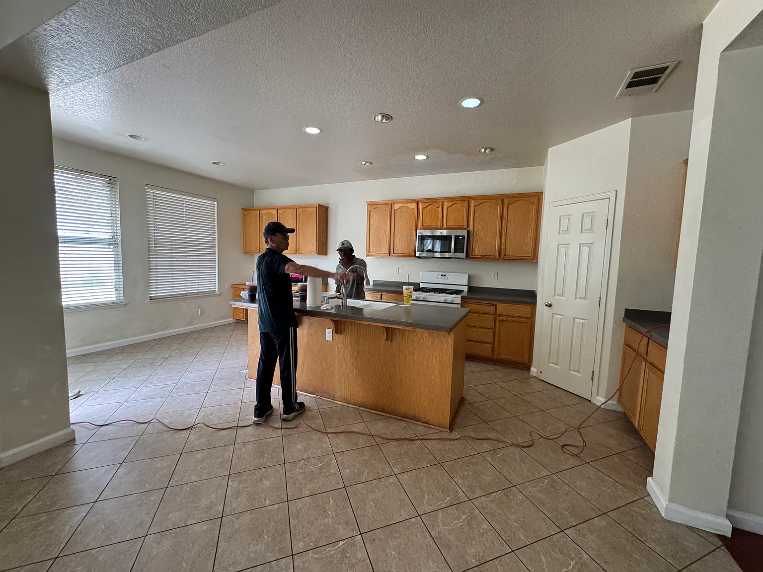 4 bed, 2342 sqft, $3,100 — Photo 4