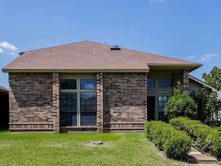 423 Barton Dr — Photo 1