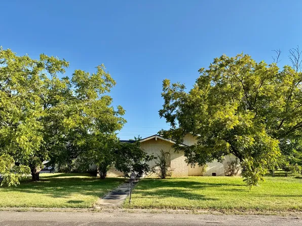 701 W 9th St, Clarksville, TX 75426