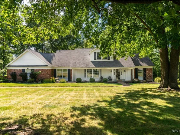 27 Fox Meadow Ln, Orchard Park, NY 14127