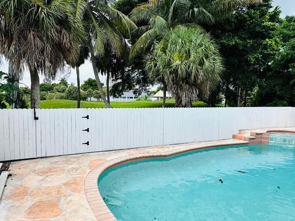 19826 W Lake Dr, Hialeah, FL 33015