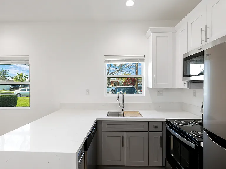 938 W Acacia Ave — Photo 7