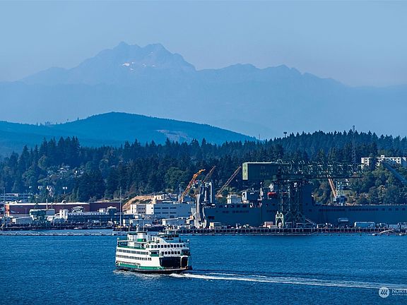 Views of the Olympic Mountains and ferry traffic are spectacular.>