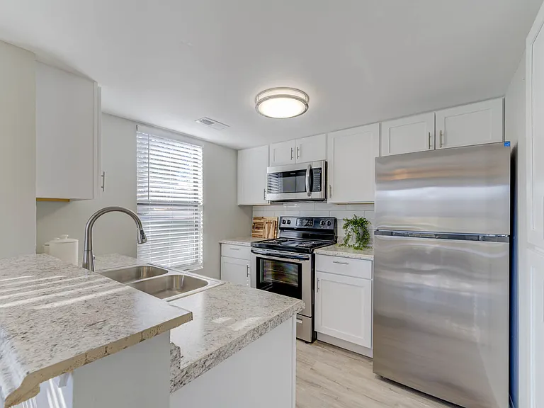 Lago Vista Apartments — Photo 39