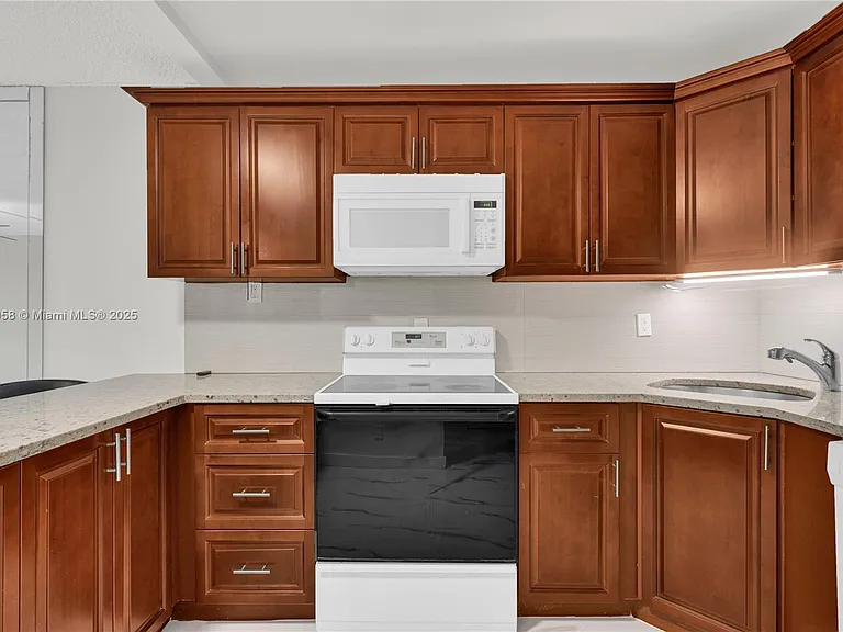 9355 SW 8th St #425 — Photo 7