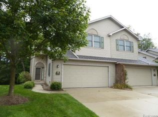 276 Stratford Ln #30, Lake Orion, MI