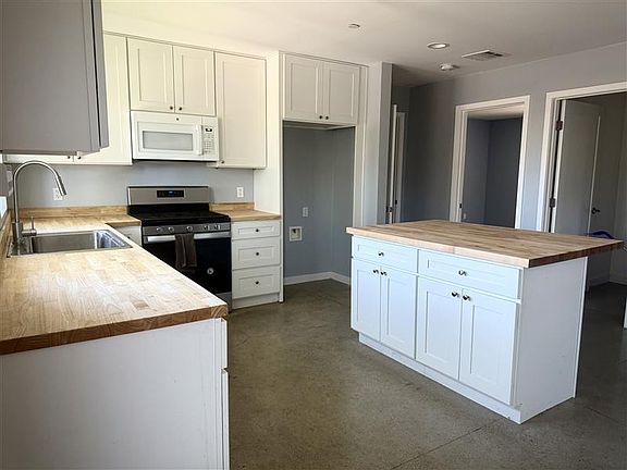 3rd image of 21942 Nordhoff St