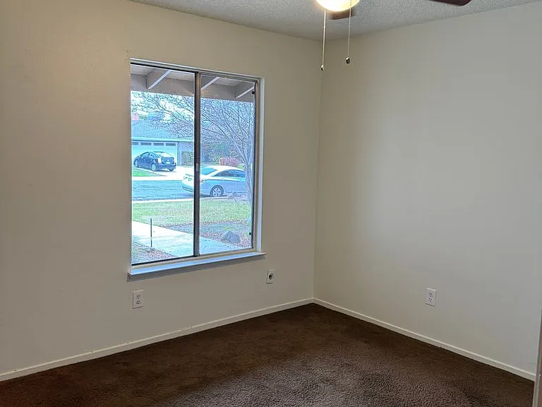 1586 Hawthorne Dr — Photo 9