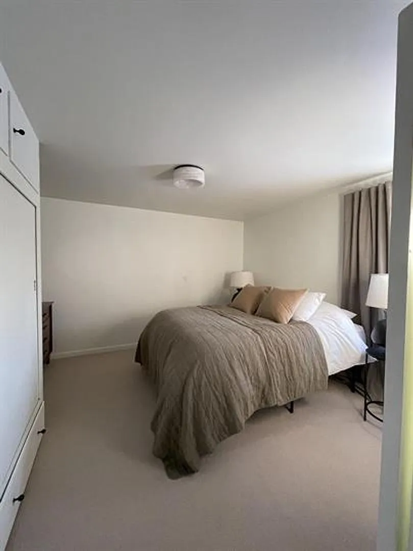 Beautiful remodeled 2 bedroom, 1 bath house on Rouse Ave. — Photo 2
