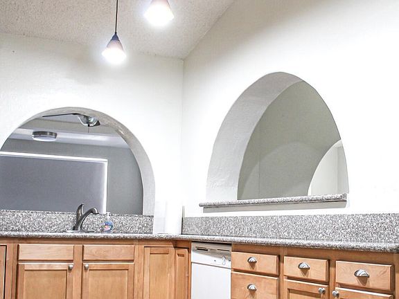5th image of 150 W Ivyglen St