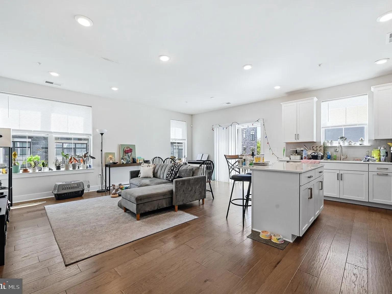 3 bed, 2.5 bath, 1958 sqft, $3,200 — Photo 3