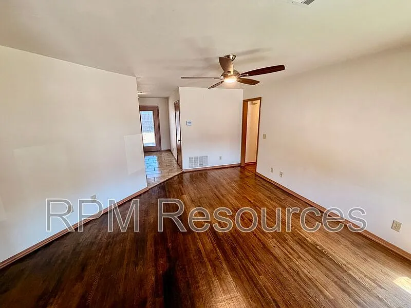 3 bed, 2.0 bath, 1135 sqft, $1,395 — Photo 2