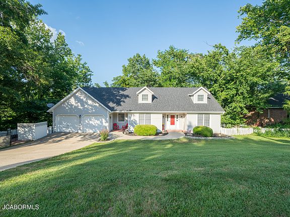 5th image of 835 Maywood Dr