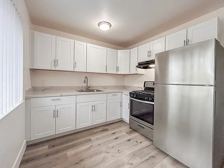 Saratoga Apartments — Photo 13