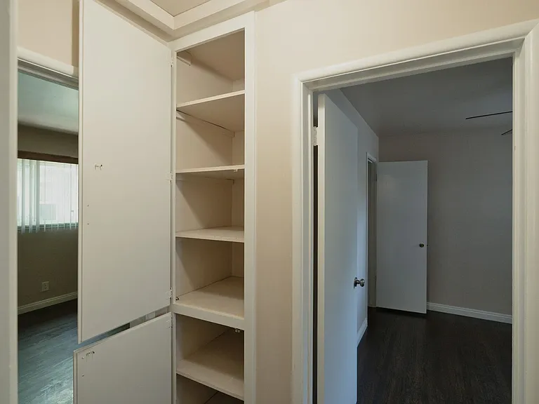 240 N Shamrock Ave — Photo 8