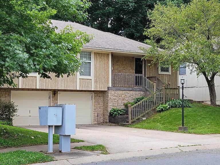 307 SE Greystone Dr — Photo 2