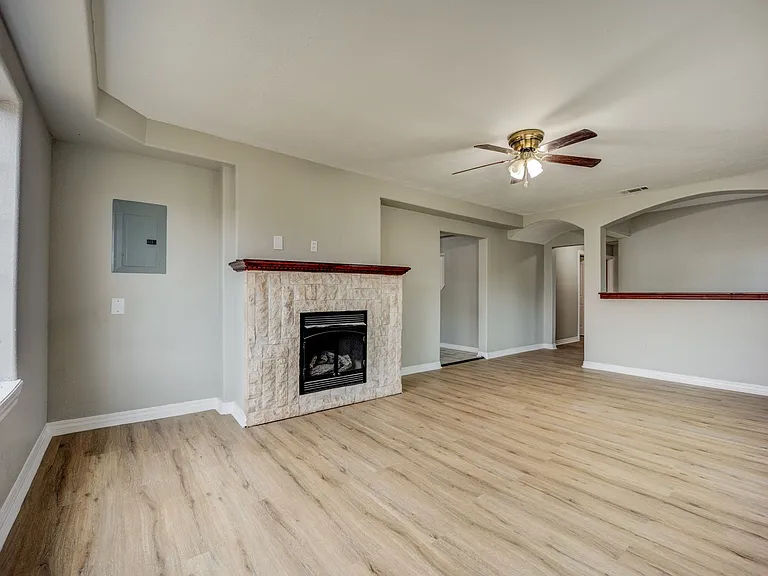 1920 Houston St — Photo 6