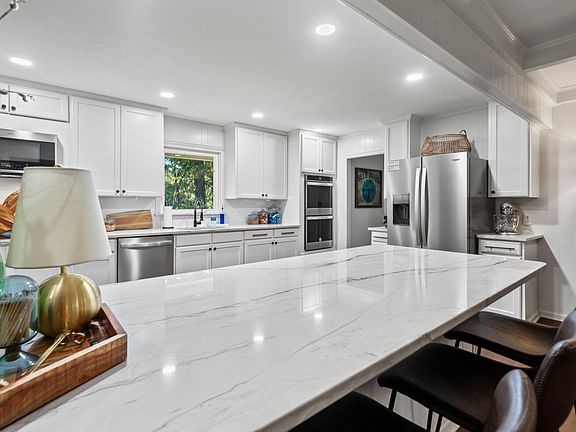 3rd image of 202 Scottwood St