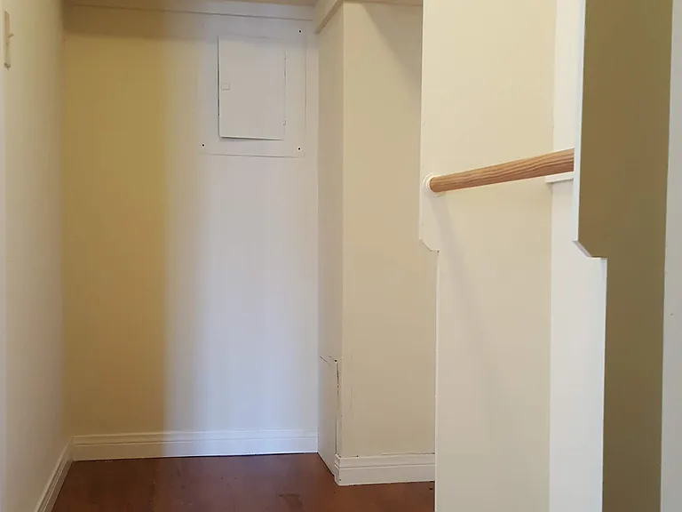 Large Walk-in Storage/
Coat Closet