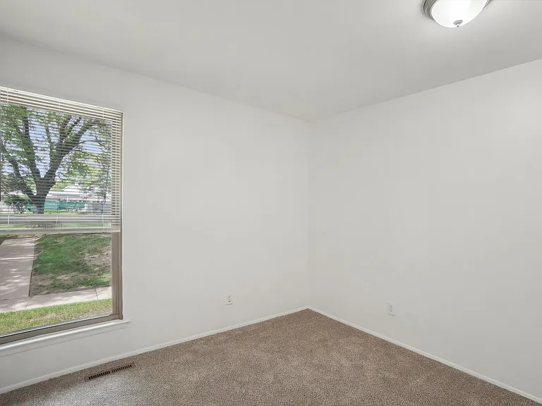 Taylor Gardens Apartments — Photo 16