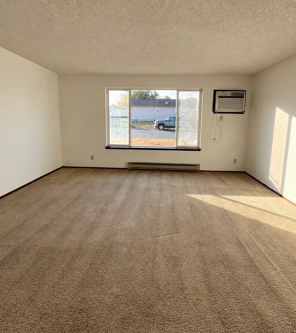 3 bed, $1,095 — Photo 1