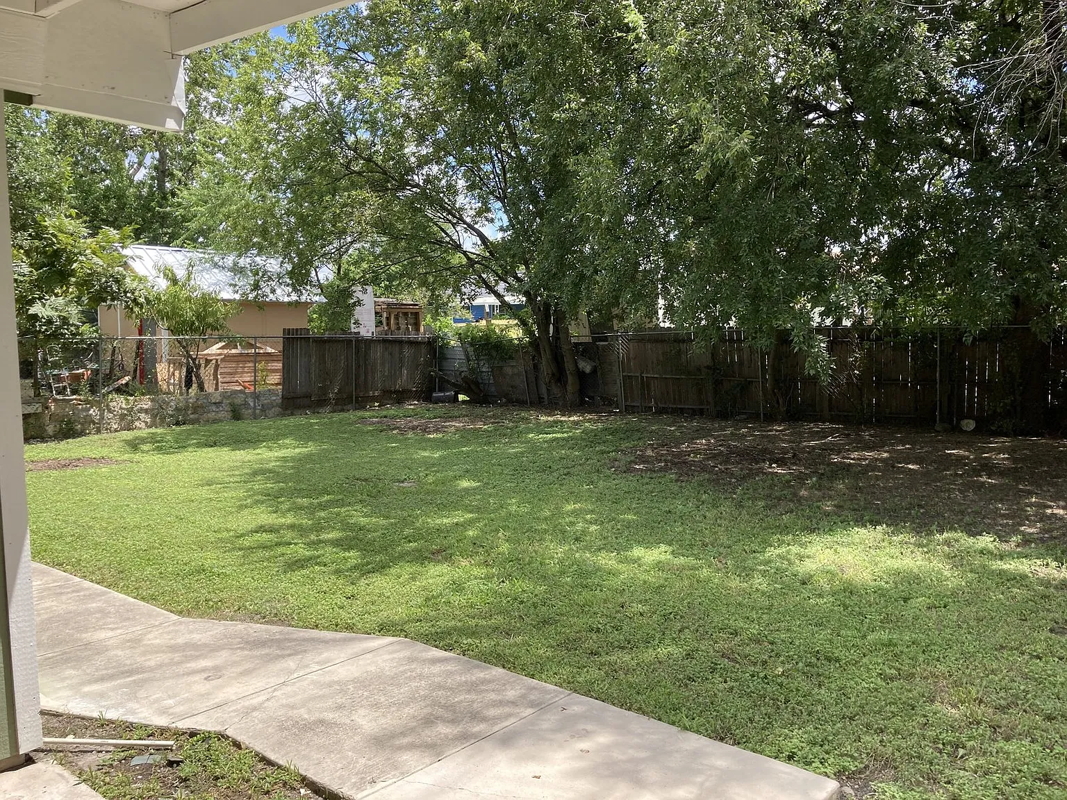 2 bed, 1.0 bath, 1126 sqft, $1,130 — Photo 2