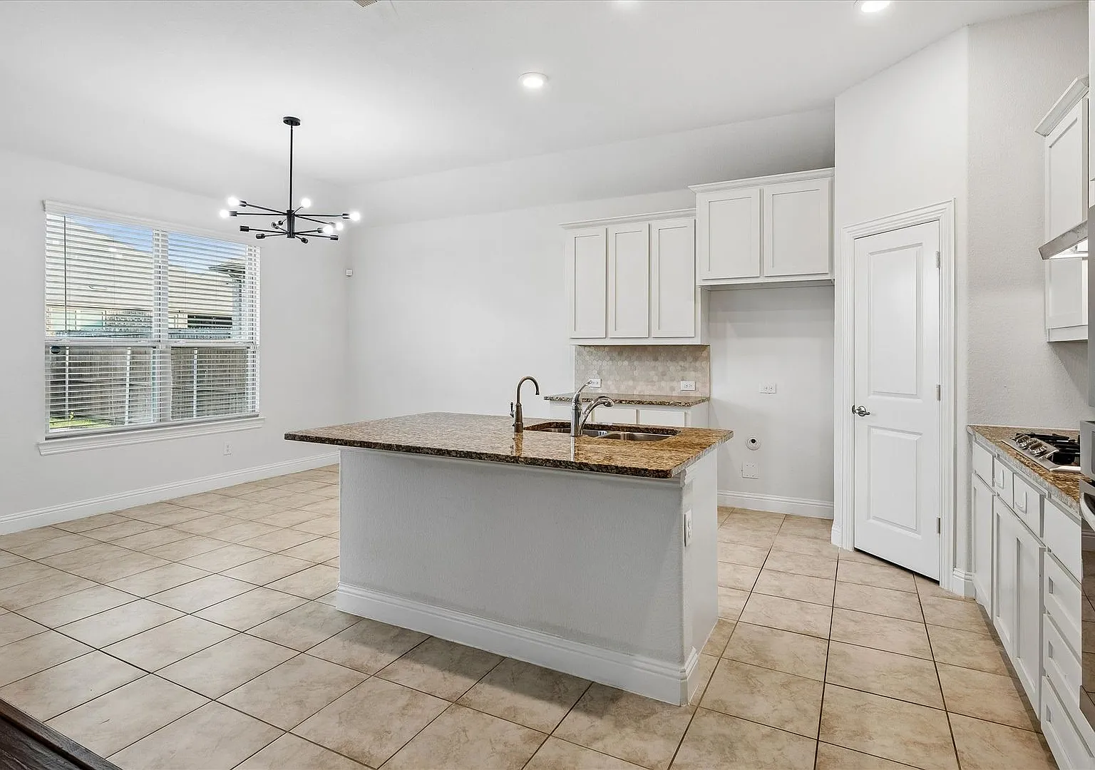 Charming Single Story Home in Buffalo Ridge — Photo 4
