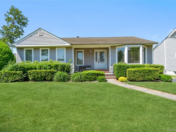 678 Carlyle Avenue, Franklin Square, NY 11010