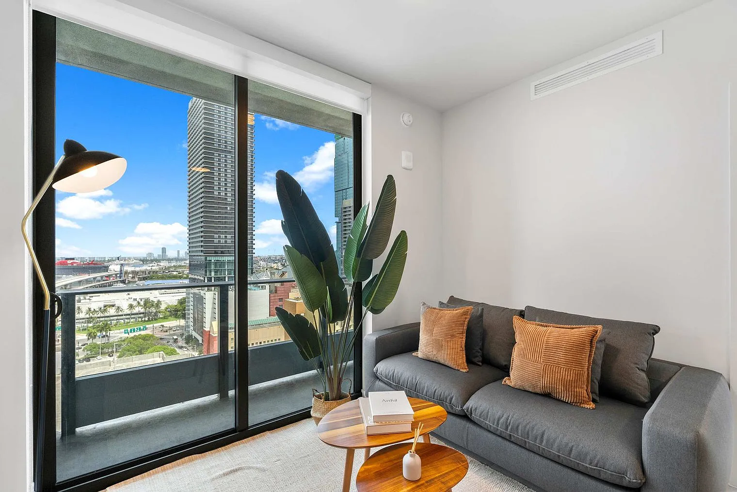 1 bed, 1.0 bath, 581 sqft, $2,707 — Photo 1