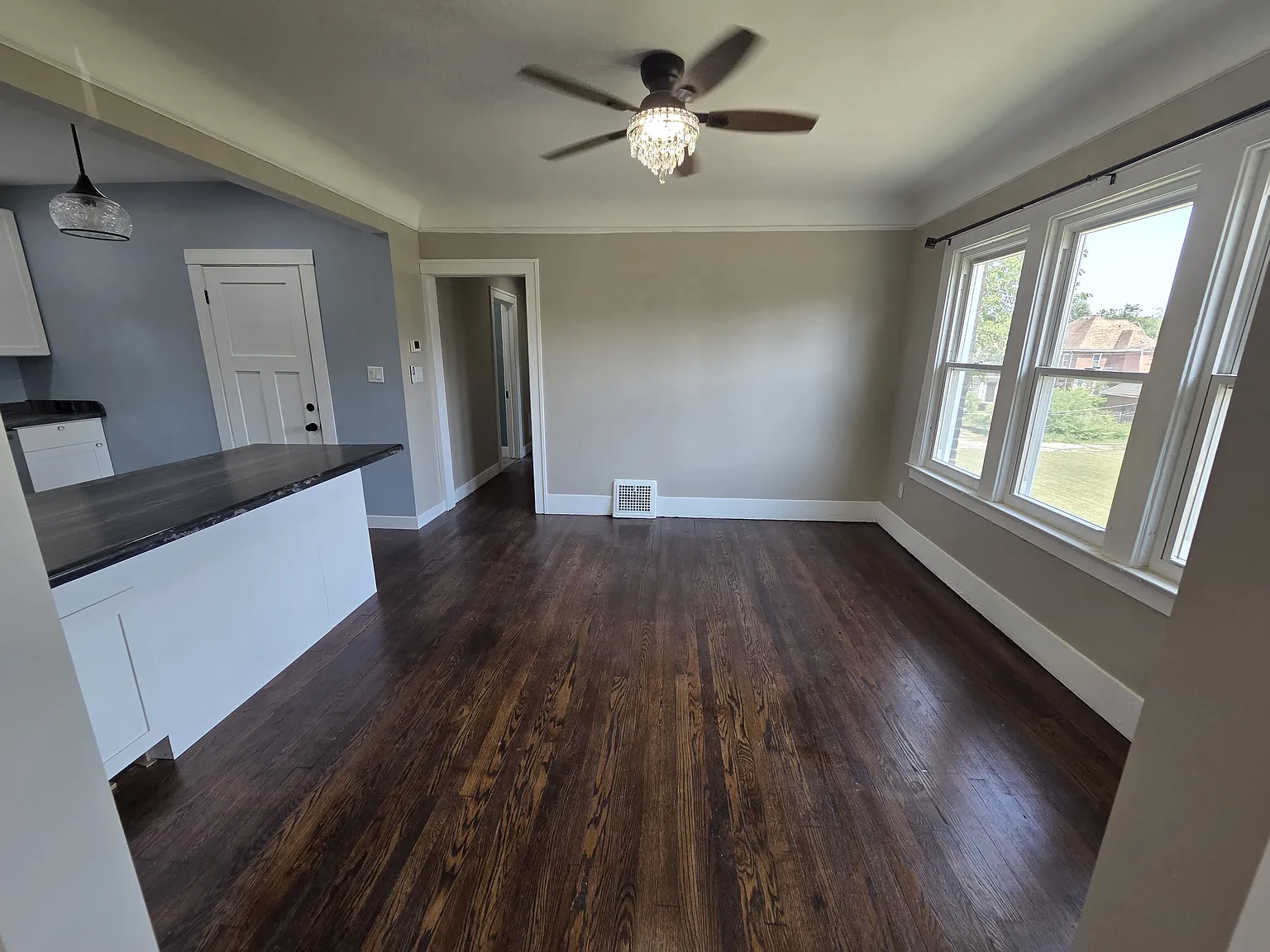 3 bed, 1300 sqft, $1,400 — Photo 3