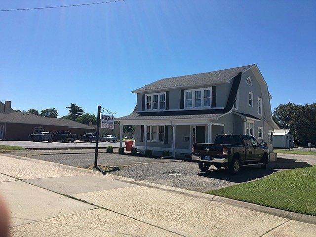 2nd image of 105 W Kathleen St