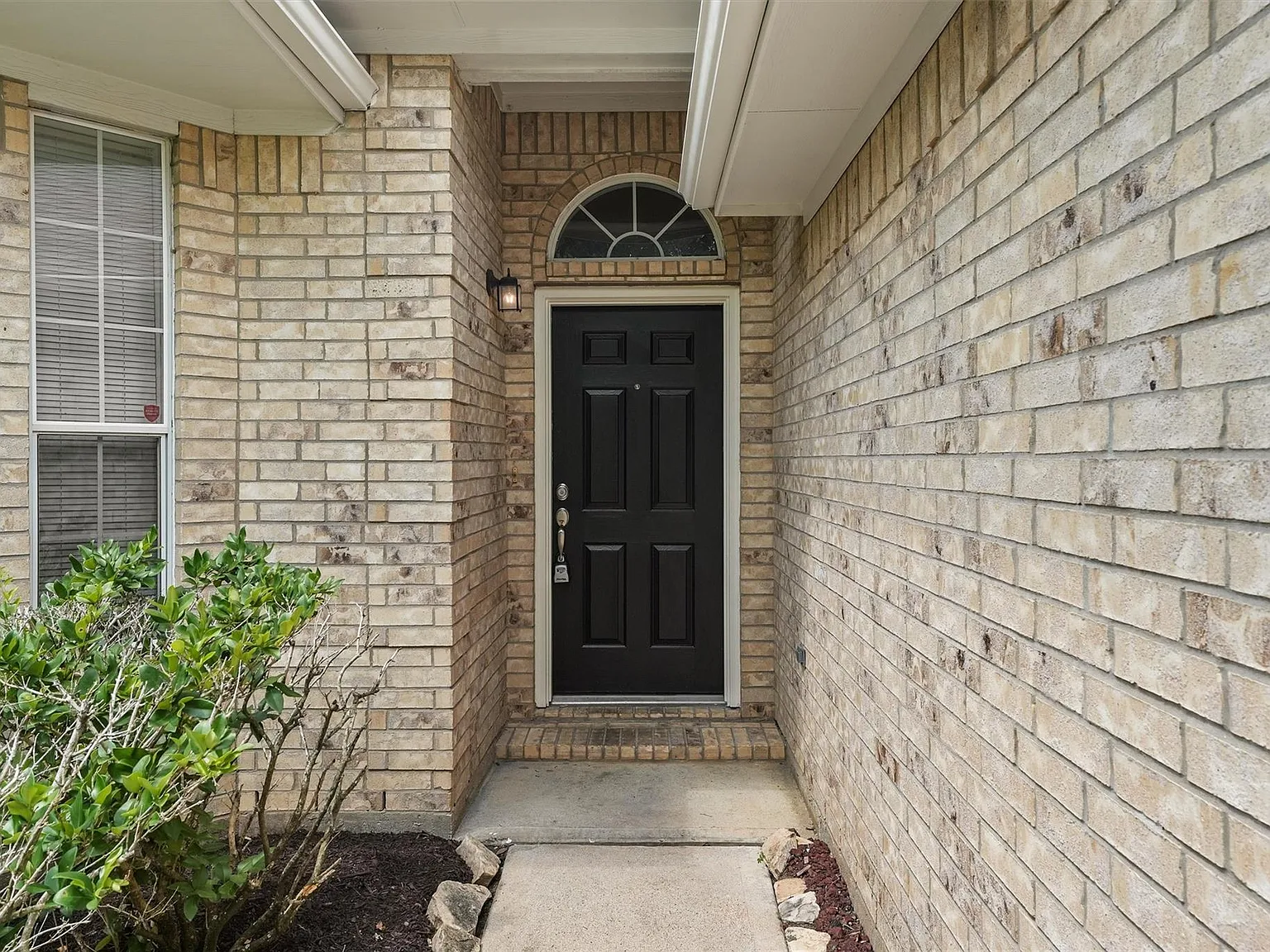 3 bed, 2.0 bath, 1638 sqft, $2,200 — Photo 3