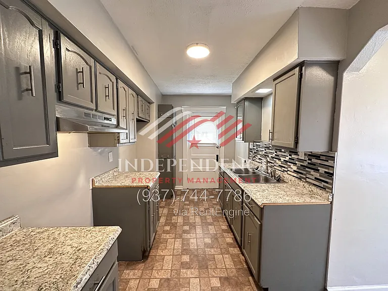 2720 Dwight Ave — Photo 10