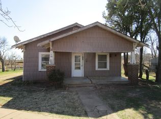 106 E Magnolia Ave, Electra, TX 76360