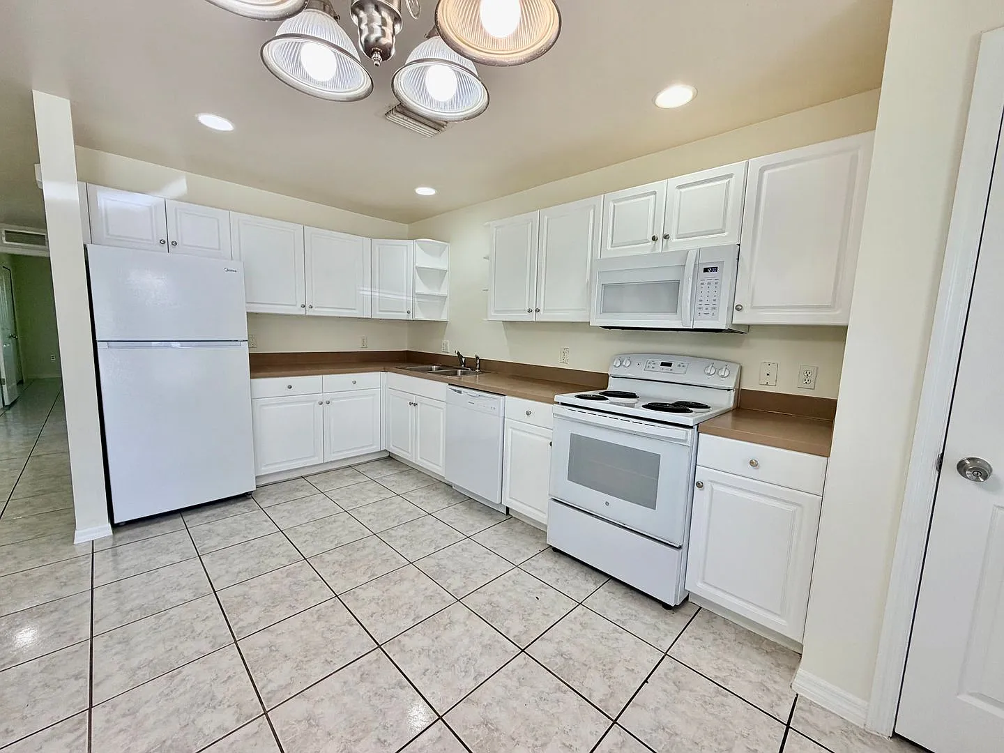 Move-In Ready 3/2 Duplex | Lawn Care & Salt Service Included | Free Application!! — Photo 4
