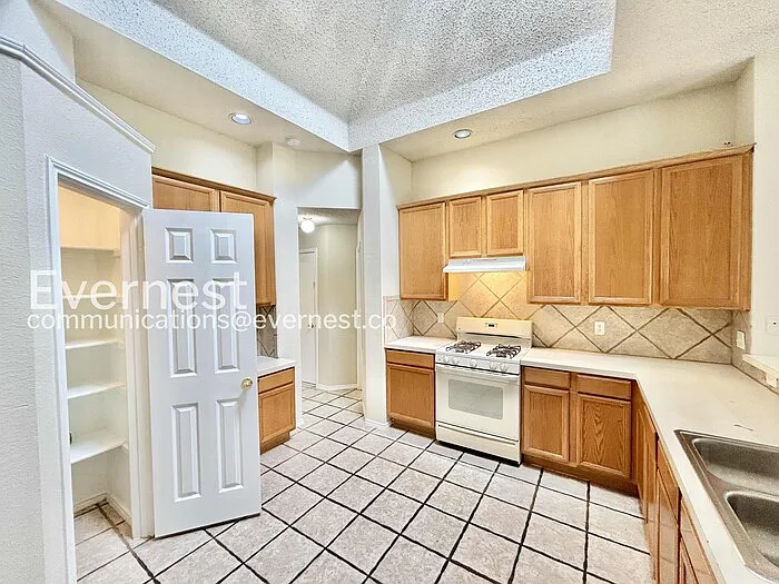 7912 Boylston Dr — Photo 5